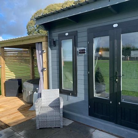Dolafon Farm Luxury Glamping Cabin With Hot Tub セント・アサフ エクステリア 写真