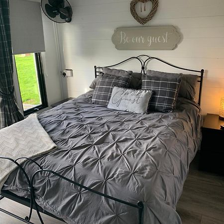 Dolafon Farm Luxury Glamping Cabin With Hot Tub セント・アサフ エクステリア 写真
