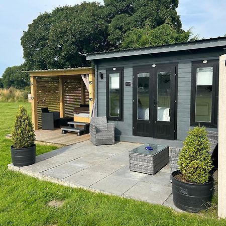 Dolafon Farm Luxury Glamping Cabin With Hot Tub セント・アサフ エクステリア 写真