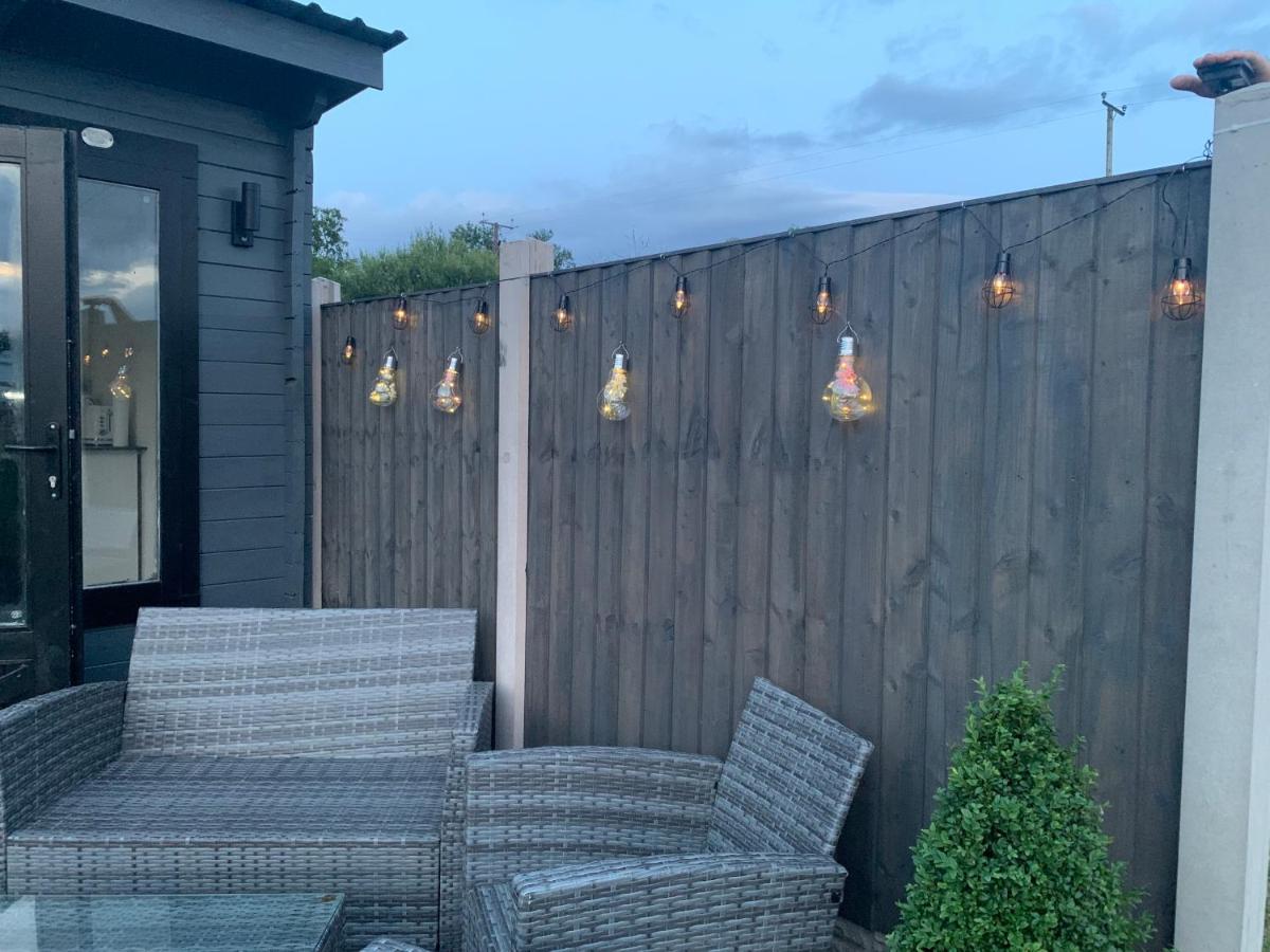 Dolafon Farm Luxury Glamping Cabin With Hot Tub セント・アサフ エクステリア 写真