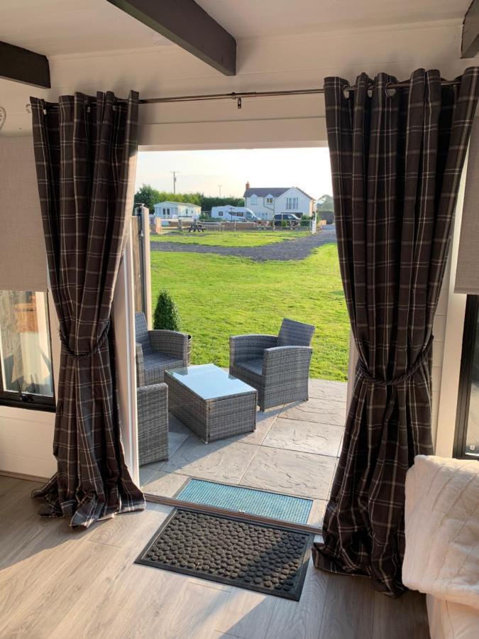 Dolafon Farm Luxury Glamping Cabin With Hot Tub セント・アサフ エクステリア 写真