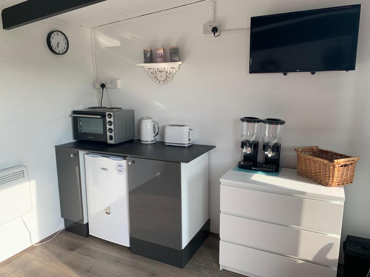 Dolafon Farm Luxury Glamping Cabin With Hot Tub セント・アサフ エクステリア 写真