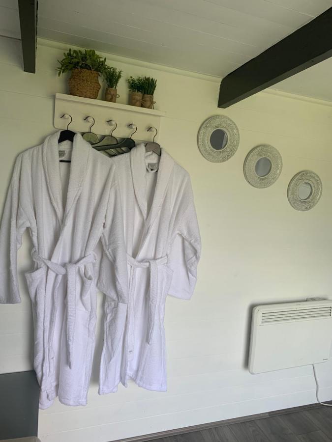 Dolafon Farm Luxury Glamping Cabin With Hot Tub セント・アサフ エクステリア 写真