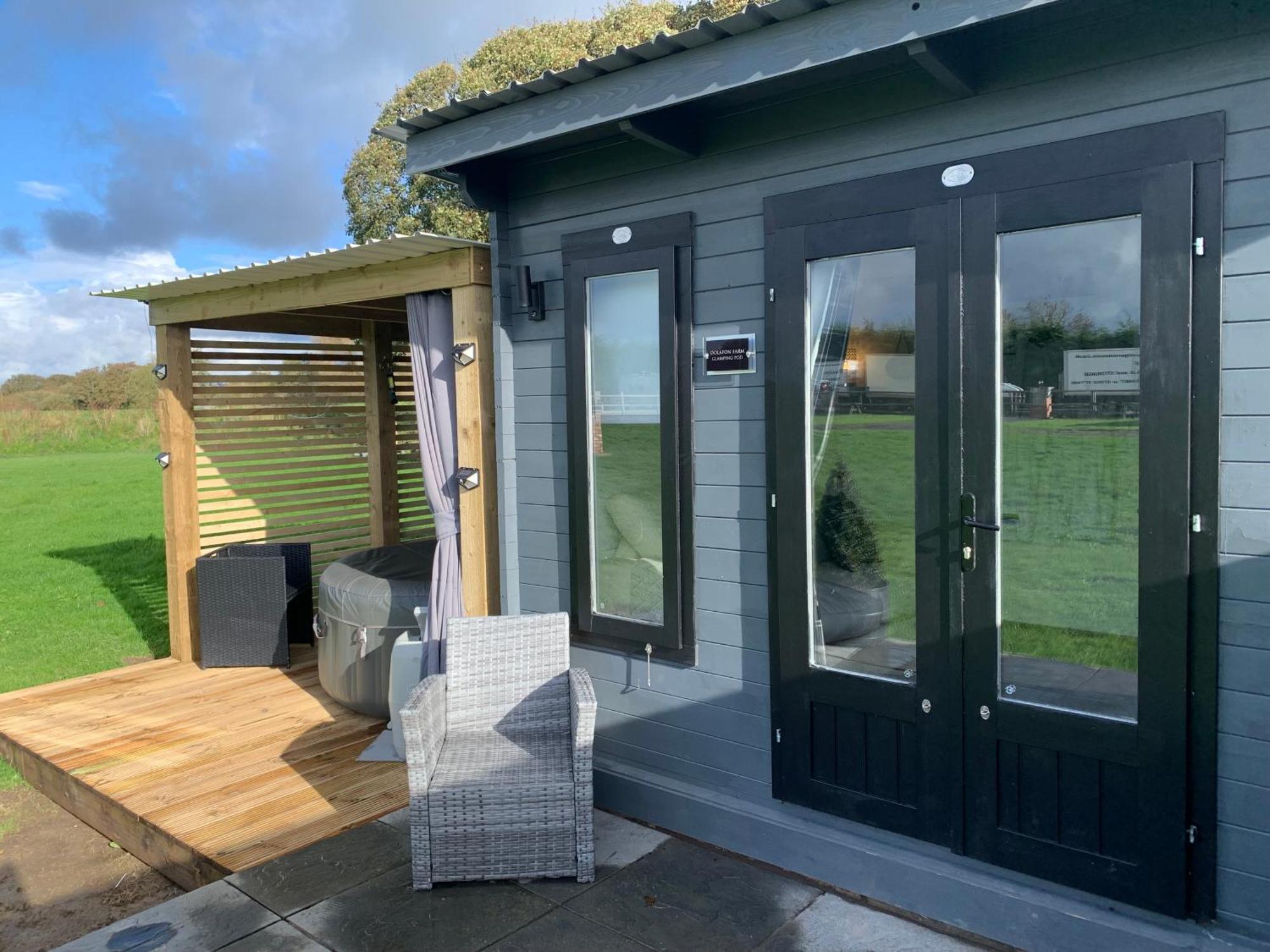 Dolafon Farm Luxury Glamping Cabin With Hot Tub セント・アサフ エクステリア 写真