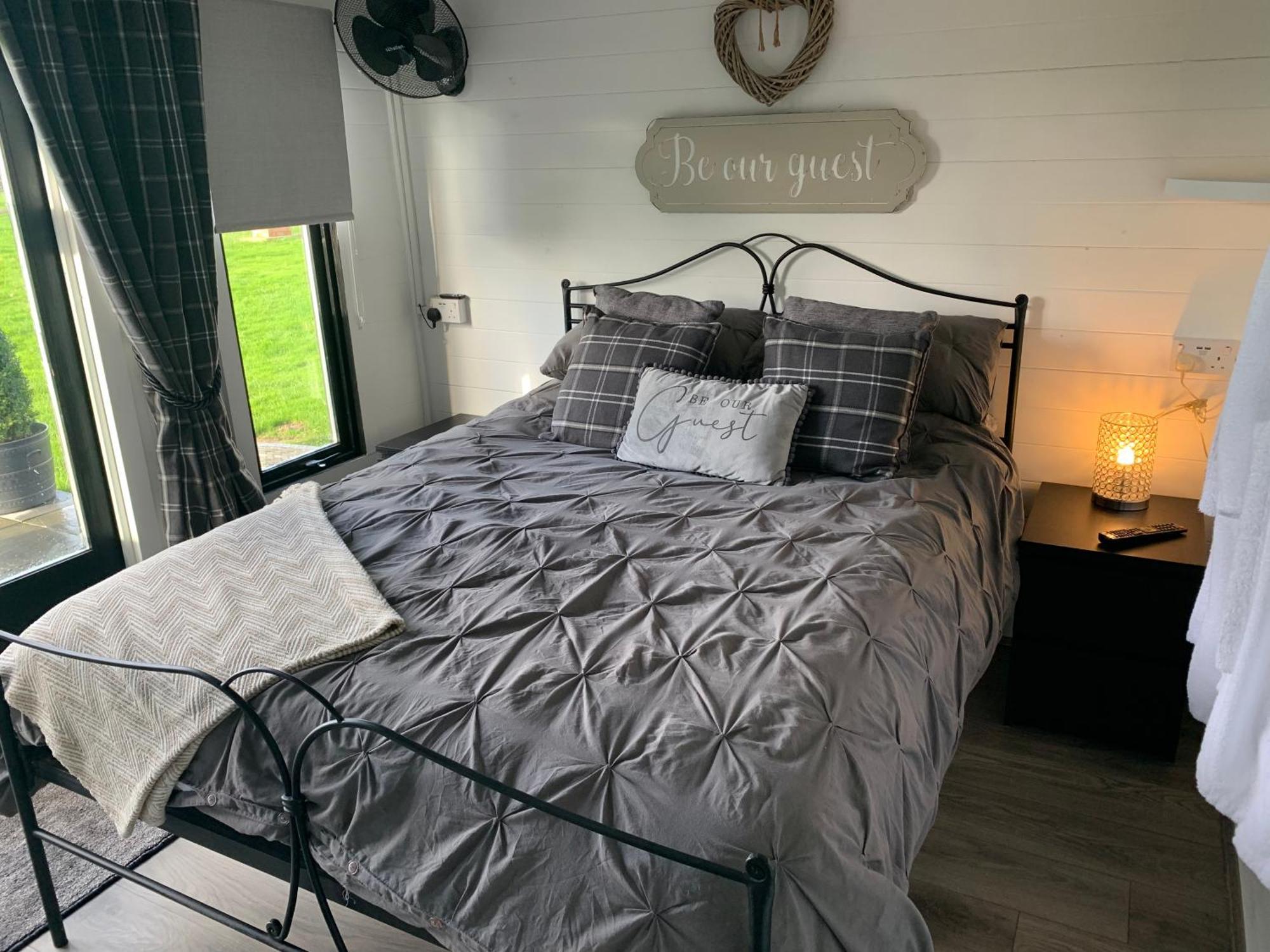 Dolafon Farm Luxury Glamping Cabin With Hot Tub セント・アサフ エクステリア 写真