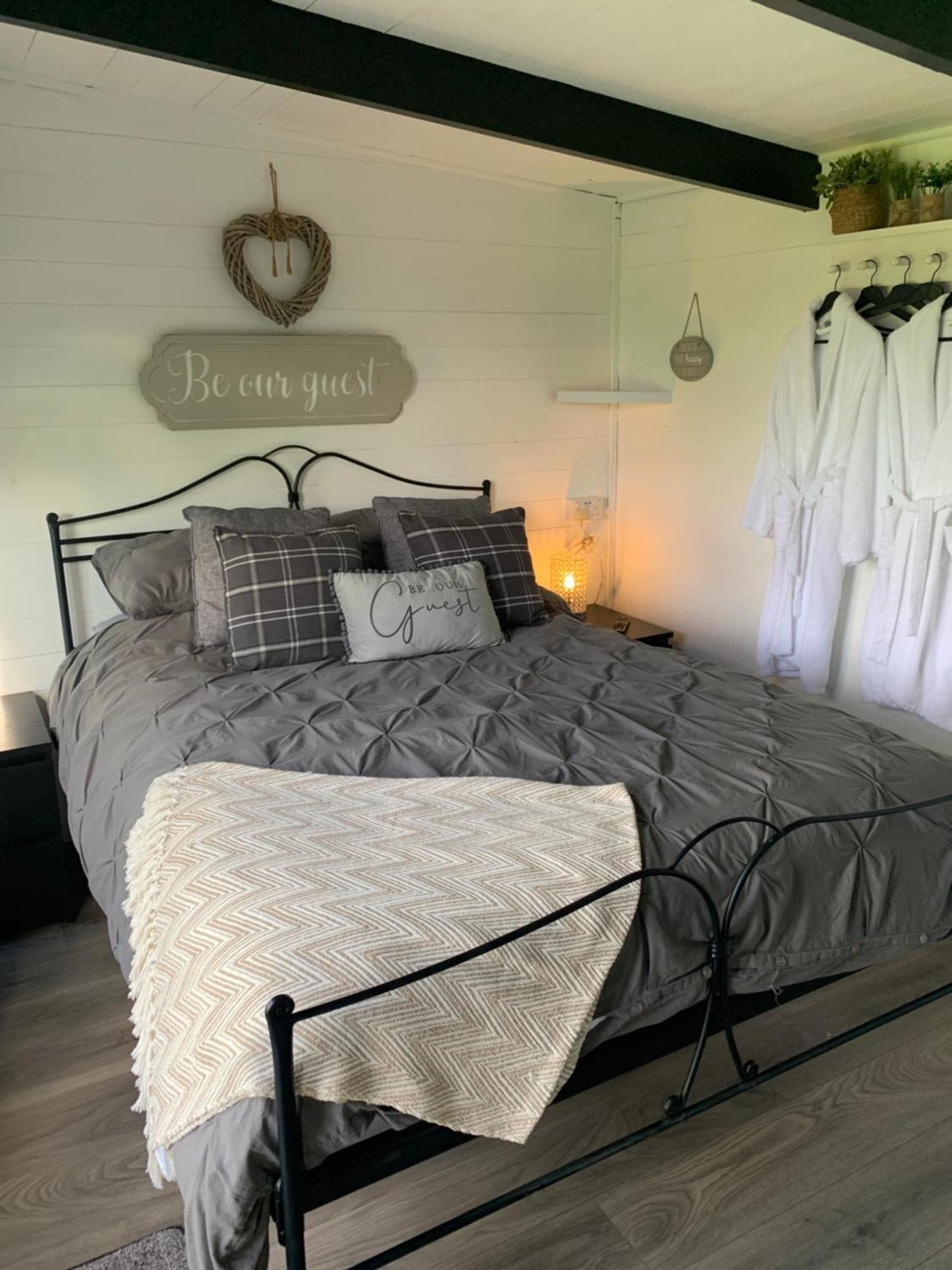 Dolafon Farm Luxury Glamping Cabin With Hot Tub セント・アサフ エクステリア 写真