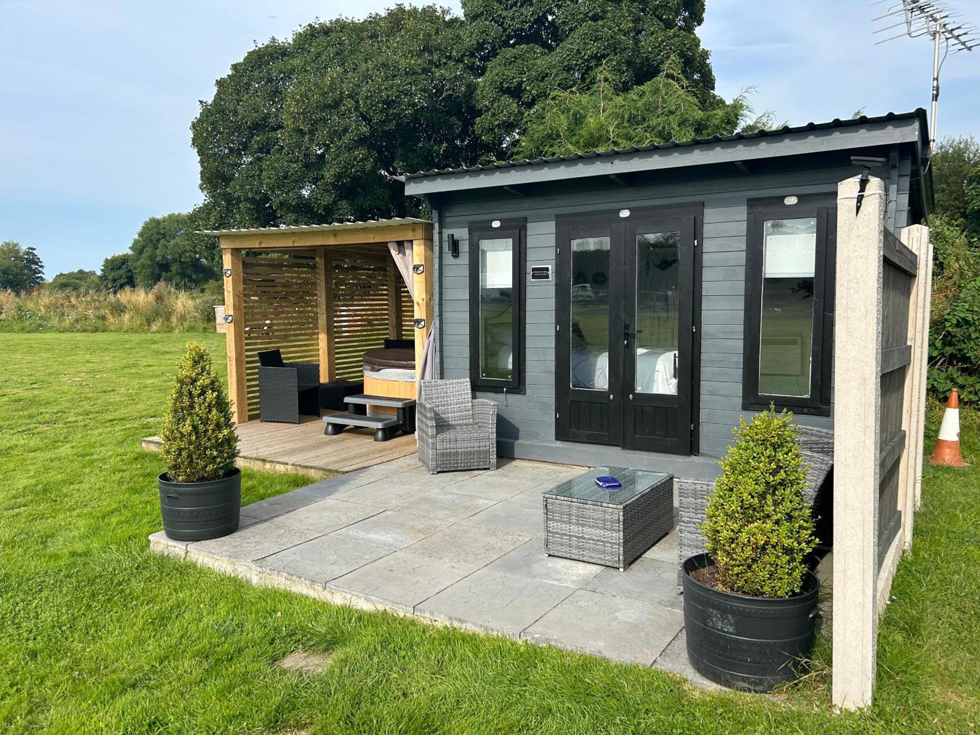 Dolafon Farm Luxury Glamping Cabin With Hot Tub セント・アサフ エクステリア 写真
